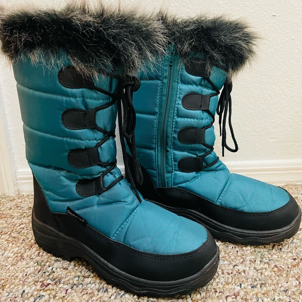 Women’s size 8 Snowtec winter boots. Waterproof and stylish.